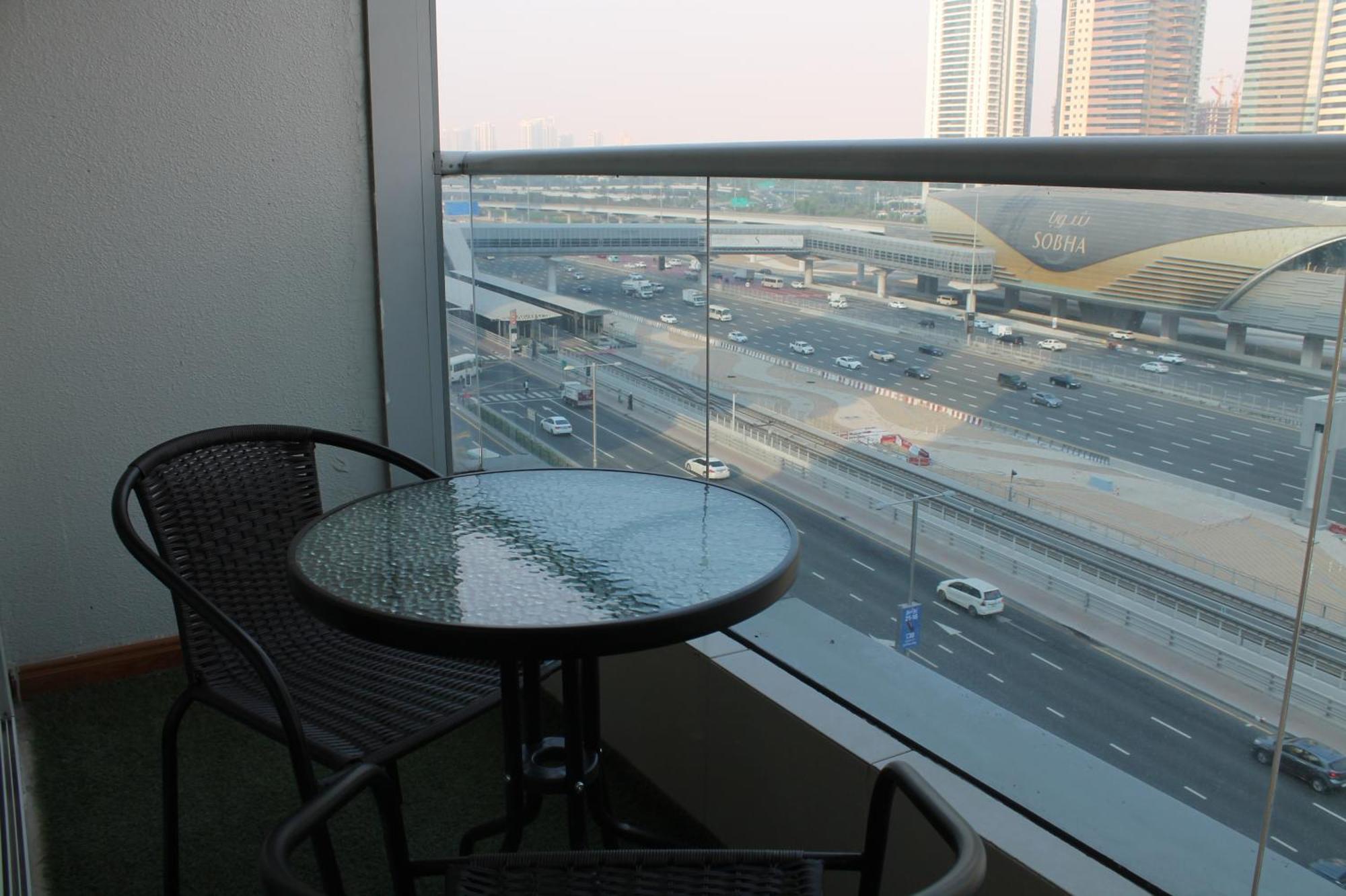 Bright And Beautiful One Bedroom Close To Metro And Apartment Dubai