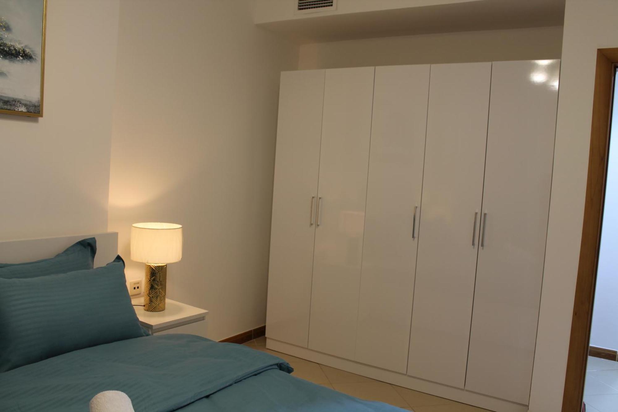 Bright And Beautiful One Bedroom Close To Metro And Apartment